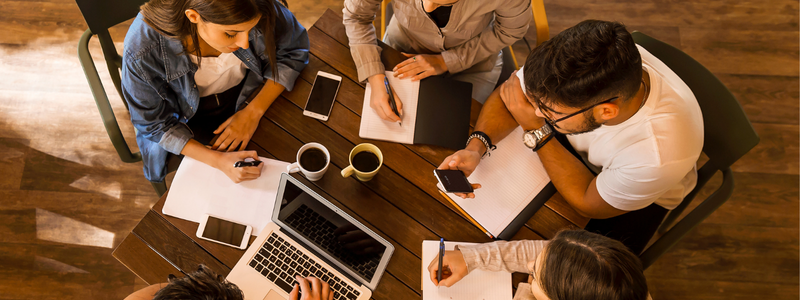 universidade-corporativa-yourh-umentor-pessoas-juntas-na-mesa-estudando