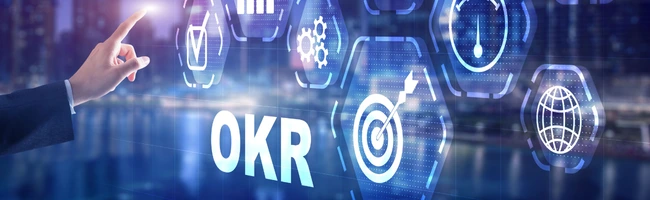 Profissional interagindo com painel digital de OKR, metas, indicadores e objetivos empresariais.