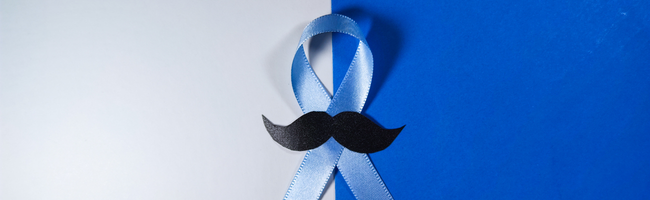 Fita azul do Novembro Azul com bigode preto, simbolizando a conscientização sobre a saúde masculina.