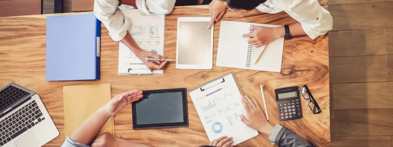 Times de marketing e RH trabalhando juntos para fazer o employer branding